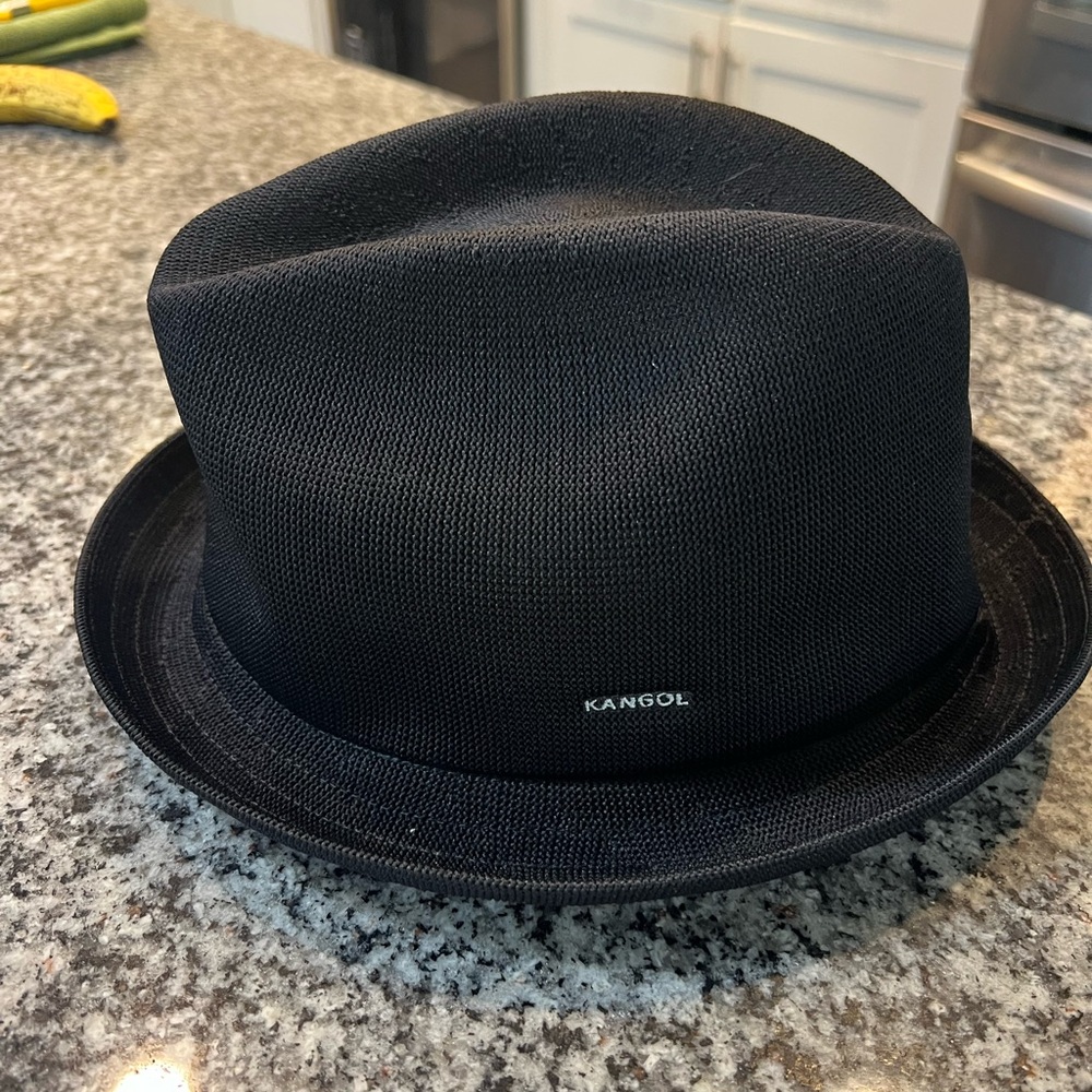 Mens Kangol fedora style hat. Great shape, no holes stains or smell. XL
